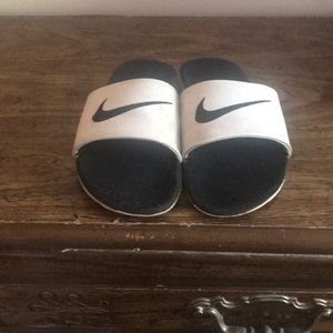 I am selling black and white Nike slides